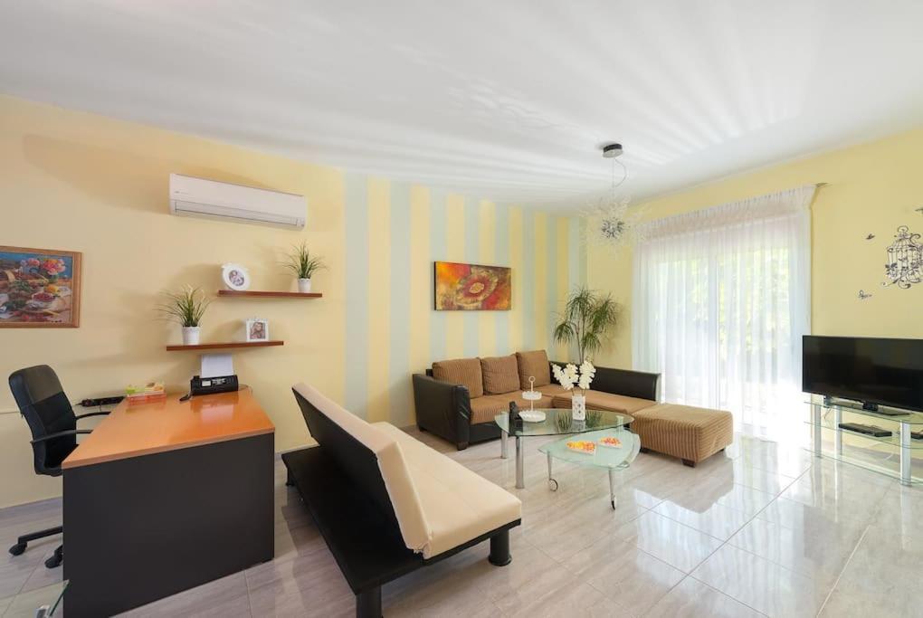 Greek Style Ground Floor Apartment & Pool Ialysos  Exteriör bild